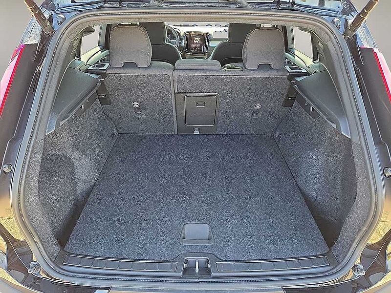 Volvo  XC40 Core, B5 AWD Gas (mild hybrid), Gasoline, Bright