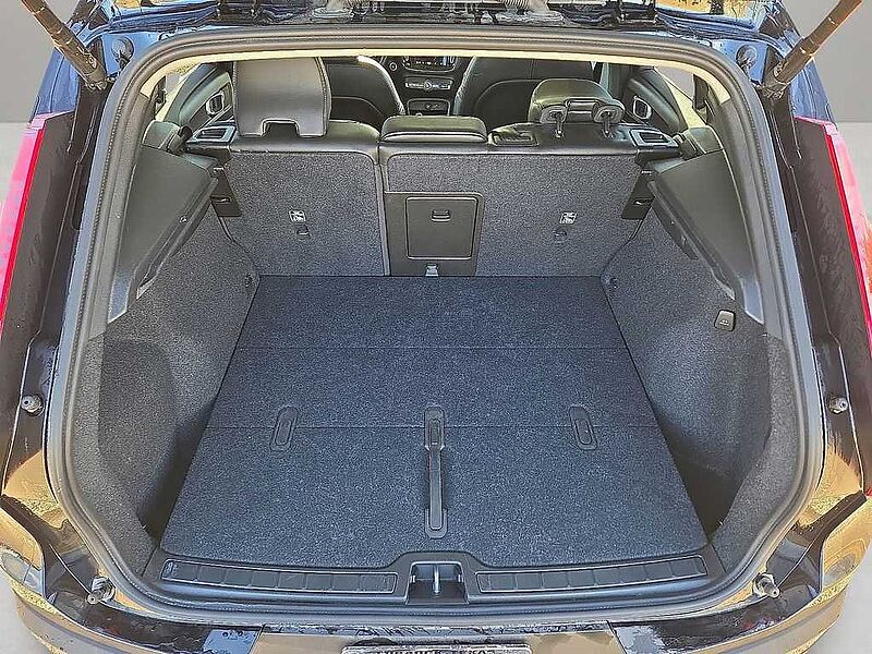 Volvo XC40 Plus, B5 AWD Gas (mild hybrid), Gasoline, Dark