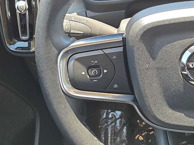 Volvo  XC40 Core, B5 AWD Gas (mild hybrid), Gasoline, Bright
