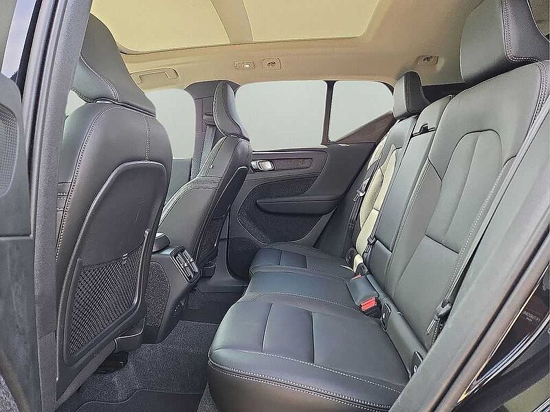Volvo  XC40 Core, B5 AWD Gas (mild hybrid), Gasoline, Bright