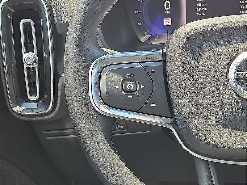 Volvo  XC40 Core, B5 AWD Gas (mild hybrid), Gasoline, Bright