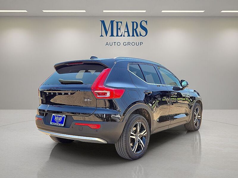 Volvo  XC40 Core, B5 AWD Gas (mild hybrid), Gasoline, Bright