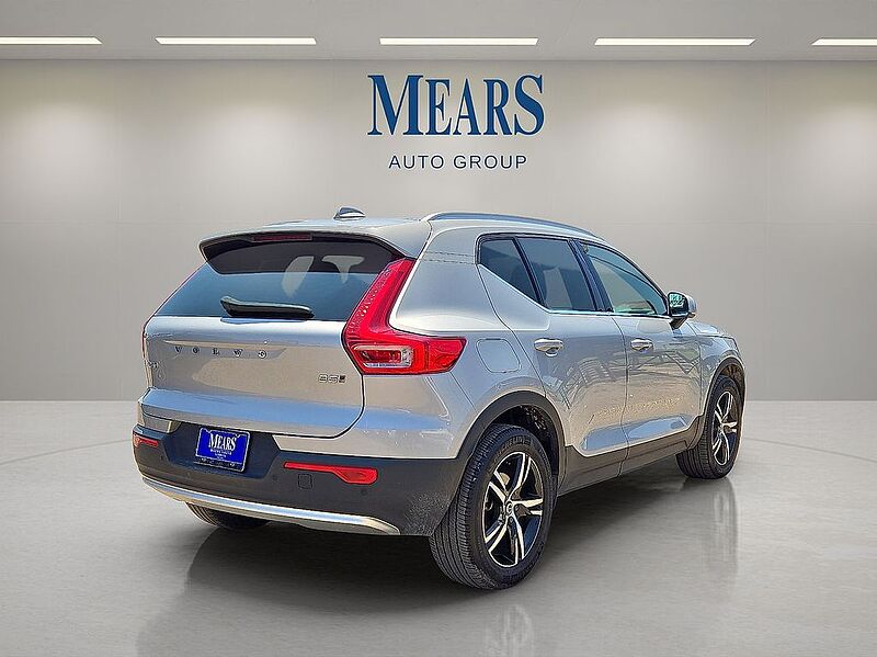 Volvo  XC40 Core, B5 AWD Gas (mild hybrid), Gasoline, Bright