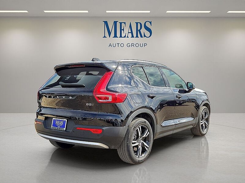 Volvo  XC40 Core, B5 AWD Gas (mild hybrid), Gasoline, Bright
