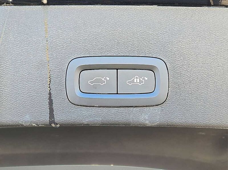 Volvo XC40 Plus, B5 AWD Gas (mild hybrid), Gasoline, Dark