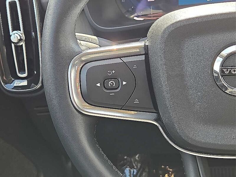 Volvo  XC40 Core, B5 AWD Gas (mild hybrid), Gasoline, Bright