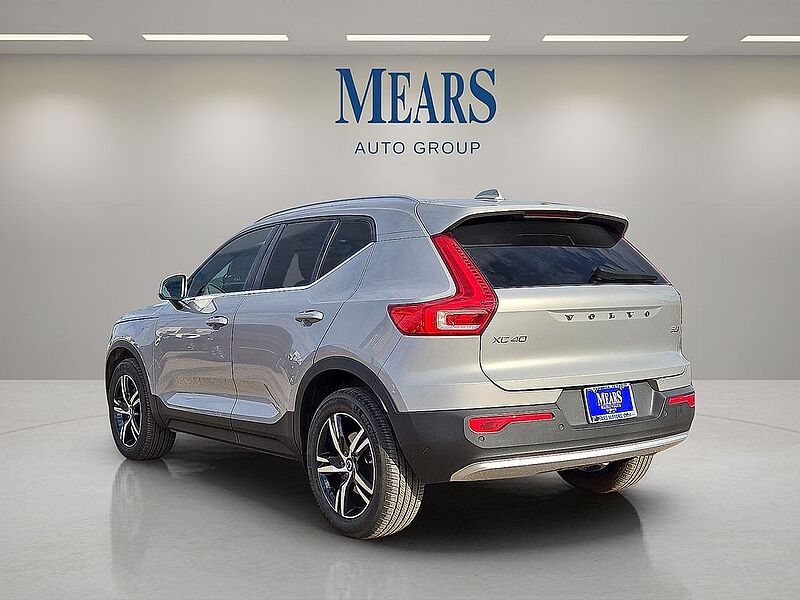 Volvo  XC40 Core, B5 AWD Gas (mild hybrid), Gasoline, Bright